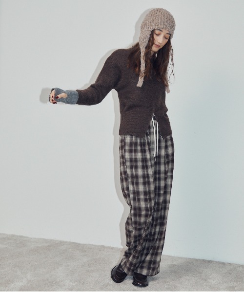 MOCOA'S(モコアズ)の「裾スリットニットプルオーバー(ニット/セーター・レディース・ブラウン/ナチュラル/グレー・FREE)」の6枚目の写真