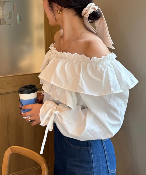 efill（エフィル）の「オフショルダー　フリル　ブラウス（シャツ/ブラウス・レディース・ブラック/ホワイト・M）」の5枚目の写真