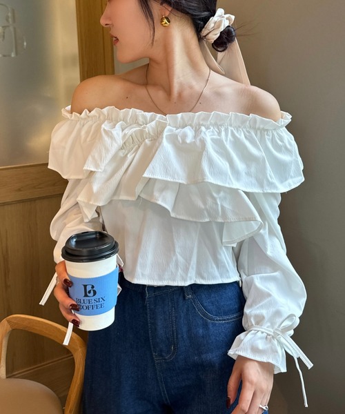 efill（エフィル）の「オフショルダー　フリル　ブラウス（シャツ/ブラウス・レディース・ブラック/ホワイト・M）」の6枚目の写真