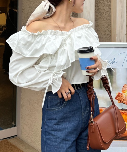 efill（エフィル）の「オフショルダー　フリル　ブラウス（シャツ/ブラウス・レディース・ブラック/ホワイト・M）」の9枚目の写真