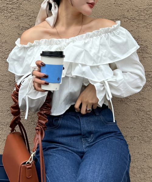 efill（エフィル）の「オフショルダー　フリル　ブラウス（シャツ/ブラウス・レディース・ブラック/ホワイト・M）」の10枚目の写真