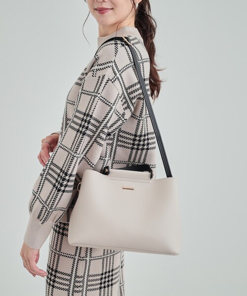 SHOO・LA・RUE（シューラルー）の「【通勤/セレモニー/2WAY】フロントバー金具3層トート（トートバッグ・レディース・ブラック/アイボリー/ベージュ系その他7・00）」の21枚目の写真