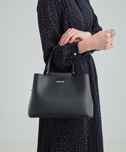 SHOO・LA・RUE（シューラルー）の「【通勤/セレモニー/2WAY】フロントバー金具3層トート（トートバッグ・レディース・ブラック/アイボリー/ベージュ系その他7・00）」の3枚目の写真