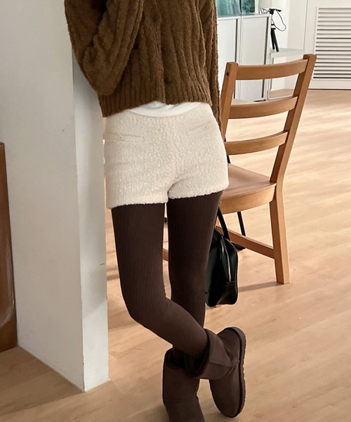 by muni:r(バイ ムニール)の「もこもこショートパンツ(その他パンツ・レディース・アイボリー/ブラック・SMALL/MEDIUM)」の1枚目の写真