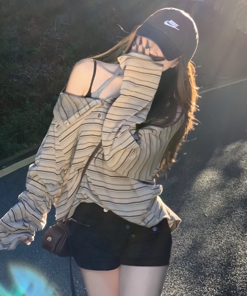 lilful（リルフル）の「オーバーサイズボーダーヘンリーネックロンT（Tシャツ/カットソー・レディース・グレー/ブラウン・M/L）」の2枚目の写真