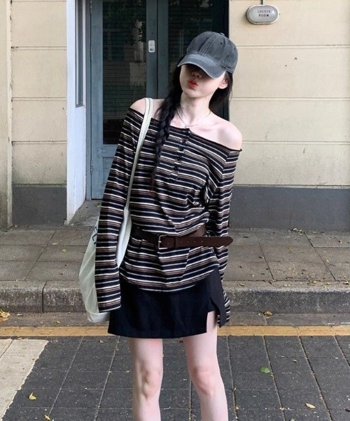 lilful(リルフル)の「オーバーサイズ ボーダー柄 ヘンリーネックワンショルダーロンT(Tシャツ/カットソー・レディース・グレー/ブラウン・M/L)」の17枚目の写真