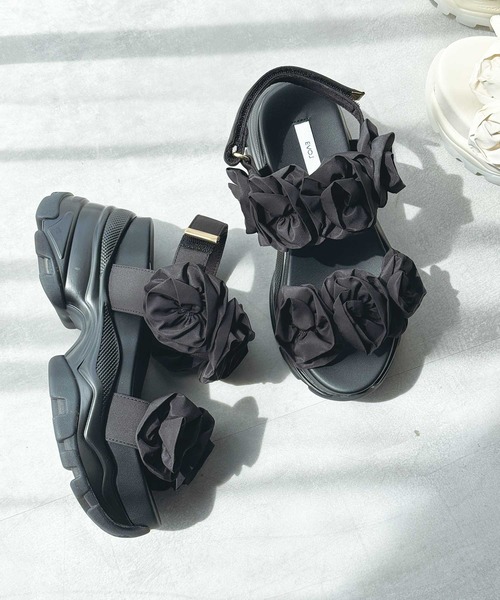 EVOL（イーボル）の「【クッション入り・柔らかい】フラワー厚底スポーツサンダル（サンダル・レディース・ブラック/ベージュ・S/M/L）」の2枚目の写真