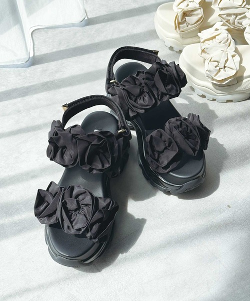 EVOL（イーボル）の「【クッション入り・柔らかい】フラワー厚底スポーツサンダル（サンダル・レディース・ブラック/ベージュ・S/M/L）」の4枚目の写真