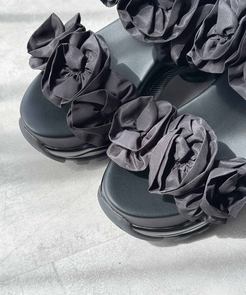 EVOL（イーボル）の「【クッション入り・柔らかい】フラワー厚底スポーツサンダル（サンダル・レディース・ブラック/ベージュ・S/M/L）」の5枚目の写真