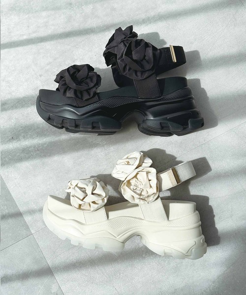 EVOL（イーボル）の「【クッション入り・柔らかい】フラワー厚底スポーツサンダル（サンダル・レディース・ブラック/ベージュ・S/M/L）」の11枚目の写真