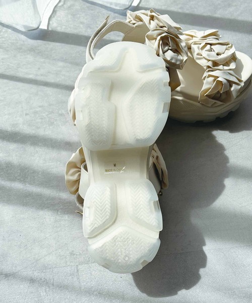 EVOL（イーボル）の「【クッション入り・柔らかい】フラワー厚底スポーツサンダル（サンダル・レディース・ブラック/ベージュ・S/M/L）」の13枚目の写真