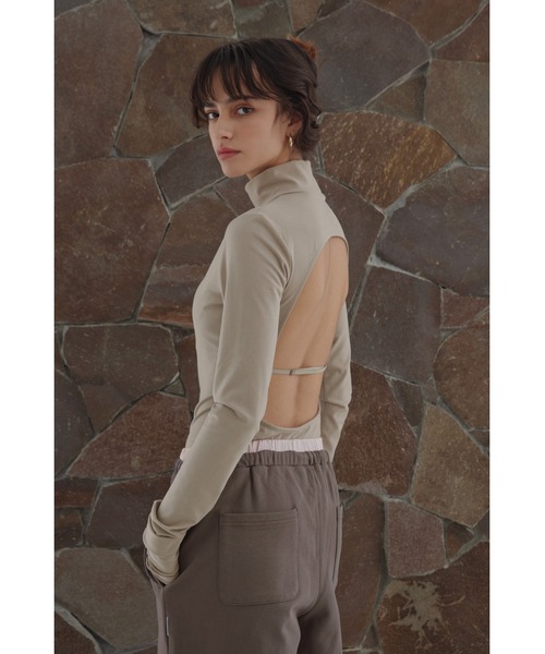 ALEXIA STAM（アリシアスタン）の「Wellness High Neck Bodysuit /背中開きロンパース（Tシャツ/カットソー・レディース・ベージュ/ブラウン/ブラック・S/M/L）」の13枚目の写真