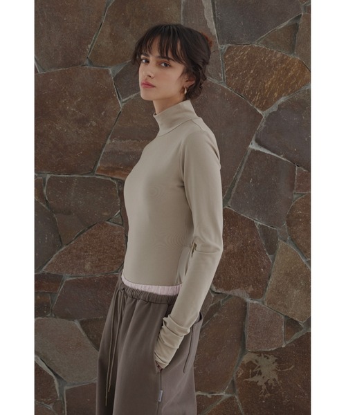 ALEXIA STAM（アリシアスタン）の「Wellness High Neck Bodysuit /背中開きロンパース（Tシャツ/カットソー・レディース・ベージュ/ブラウン/ブラック・S/M/L）」の4枚目の写真