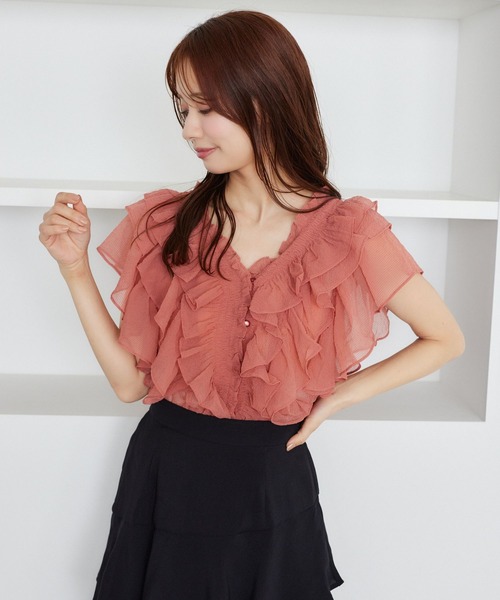 mysty woman(ミスティウーマン)の「シアー2WAYフリルブラウス 491365(シャツ/ブラウス・レディース・ブラック/オフホワイト/ピンク・FREE)」の1枚目の写真