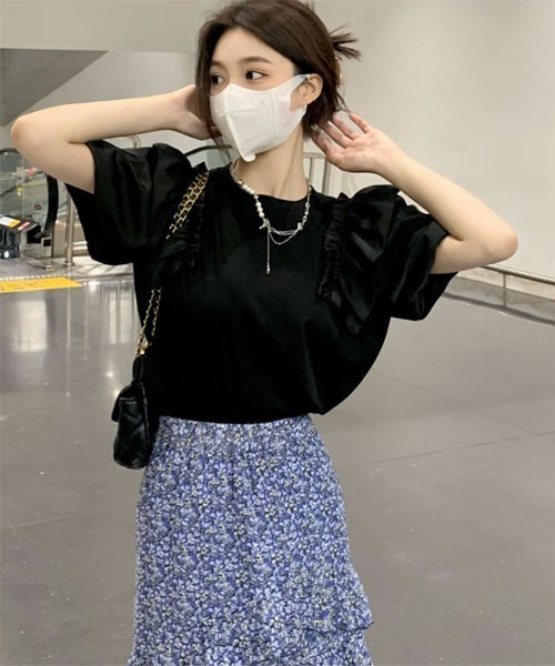 urge:(アージコロン )の「【URGE:】ショルダー フリル 異素材 半袖 カットソー(Tシャツ/カットソー・レディース・ブラック/ホワイト・X-LARGE/LARGE/MEDIUM/SMALL)」の3枚目の写真