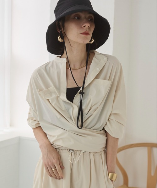 ANGIE(アンジー)の「【接触冷感/撥水/UVケア/ストレッチ/シワになりにくい】バンドカラー2WAYシャツ(シャツ/ブラウス・レディース・ブラック/オフホワイト・FREE)」の7枚目の写真