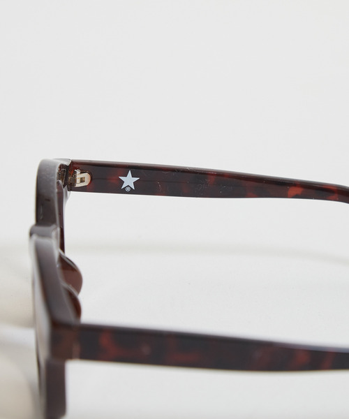 CONVERSE TOKYO(コンバーストウキョウ)の「BOLD FRAME COLOR LENS SUNGLASSES(サングラス・レディース・ブラウン/グレー・FREE)」の3枚目の写真
