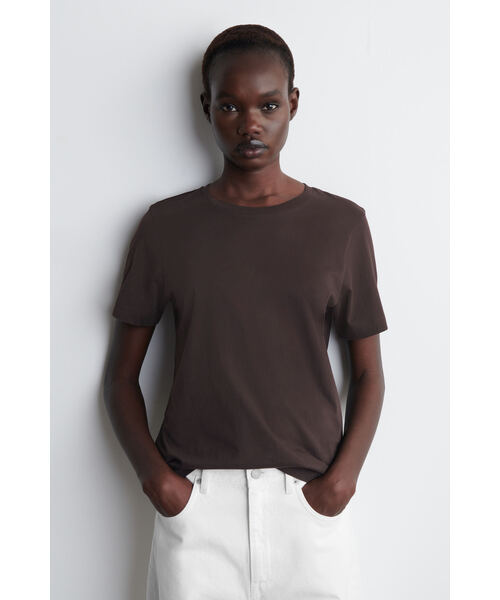 COS（コス）の「クルーネックコットンTシャツ（Tシャツ/カットソー・レディース・ブラック/ホワイト系その他2/ホワイト/ネイビー/ダークブラウン・S/M/XL/XS/L）」の5枚目の写真