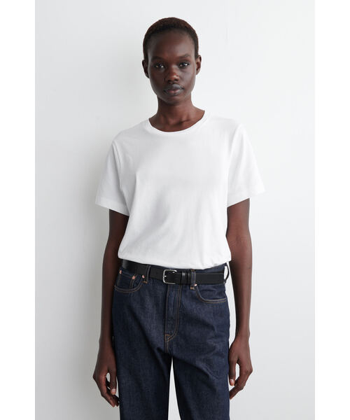 COS（コス）の「クルーネックコットンTシャツ（Tシャツ/カットソー・レディース・ブラック/ホワイト系その他2/ホワイト/ネイビー/ダークブラウン・S/M/XL/XS/L）」の2枚目の写真