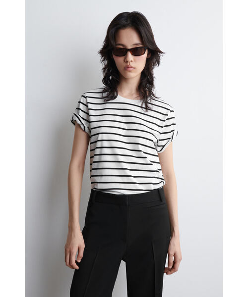 COS（コス）の「クルーネックコットンTシャツ（Tシャツ/カットソー・レディース・ブラック/ホワイト系その他2/ホワイト/ネイビー/ダークブラウン・S/M/XL/XS/L）」の3枚目の写真