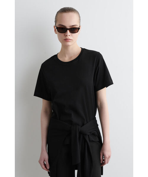 COS（コス）の「クルーネックコットンTシャツ（Tシャツ/カットソー・レディース・ブラック/ホワイト系その他2/ホワイト/ネイビー/ダークブラウン・S/M/XL/XS/L）」の4枚目の写真