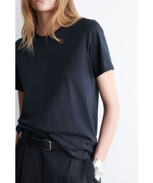 COS（コス）の「クルーネックコットンTシャツ（Tシャツ/カットソー・レディース・ブラック/ホワイト系その他2/ホワイト/ネイビー/ダークブラウン・S/M/XL/XS/L）」の7枚目の写真