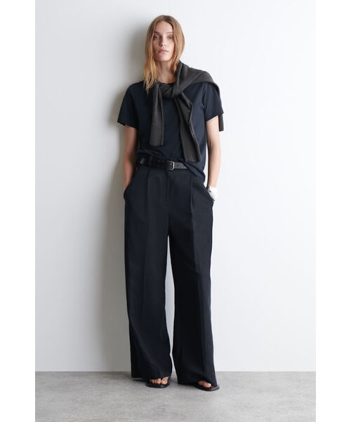 COS（コス）の「クルーネックコットンTシャツ（Tシャツ/カットソー・レディース・ブラック/ホワイト系その他2/ホワイト/ネイビー/ダークブラウン・S/M/XL/XS/L）」の8枚目の写真