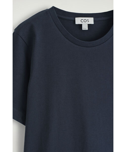 COS（コス）の「クルーネックコットンTシャツ（Tシャツ/カットソー・レディース・ブラック/ホワイト系その他2/ホワイト/ネイビー/ダークブラウン・S/M/XL/XS/L）」の10枚目の写真