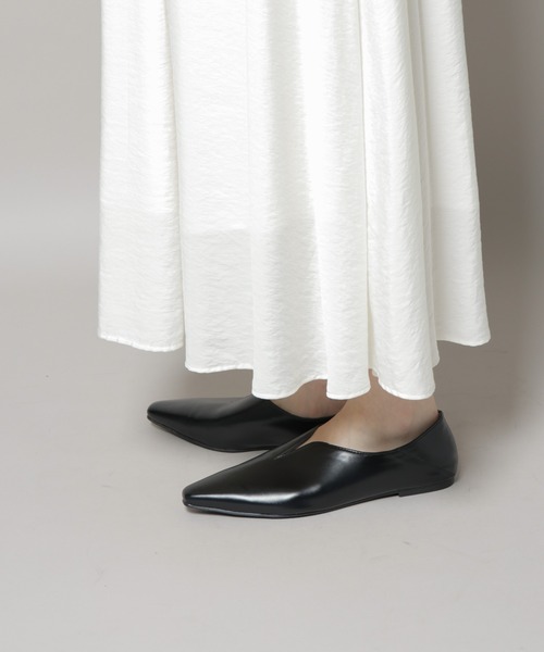 NANO universe（ナノユニバース）の「Vカット2wayフラットシューズ（パンプス・レディース・ブラック/ホワイト・36/37/38）」の6枚目の写真