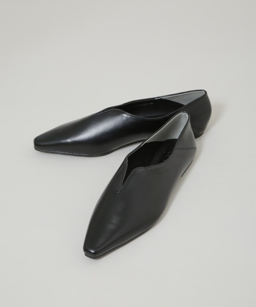 NANO universe（ナノユニバース）の「Vカット2wayフラットシューズ（パンプス・レディース・ブラック/ホワイト・36/37/38）」の7枚目の写真