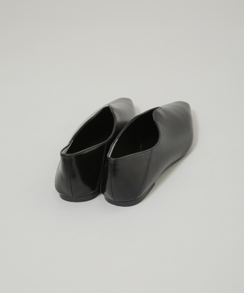 NANO universe（ナノユニバース）の「Vカット2wayフラットシューズ（パンプス・レディース・ブラック/ホワイト・36/37/38）」の11枚目の写真