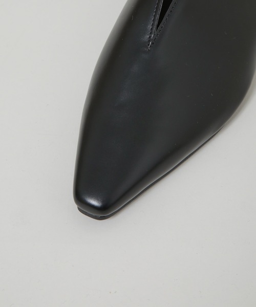 NANO universe（ナノユニバース）の「Vカット2wayフラットシューズ（パンプス・レディース・ブラック/ホワイト・36/37/38）」の3枚目の写真