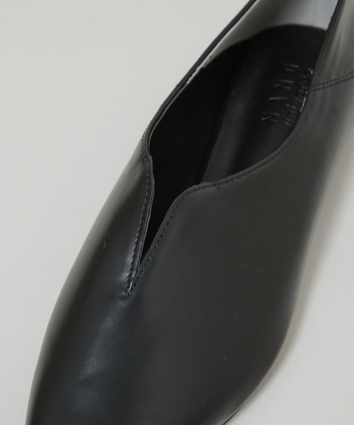 NANO universe（ナノユニバース）の「Vカット2wayフラットシューズ（パンプス・レディース・ブラック/ホワイト・36/37/38）」の4枚目の写真
