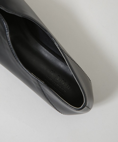 NANO universe（ナノユニバース）の「Vカット2wayフラットシューズ（パンプス・レディース・ブラック/ホワイト・36/37/38）」の5枚目の写真