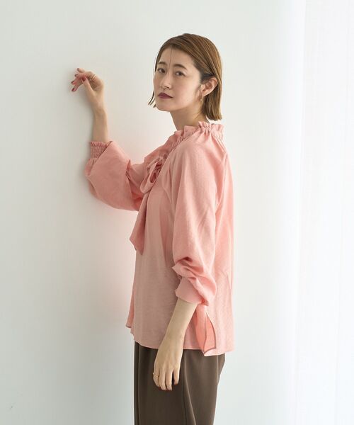 YECCA VECCA（イェッカヴェッカ）の「フリルギャザーボウタイブラウス（シャツ/ブラウス・レディース・ピンク/オフホワイト/ブラウン・FREE）」の6枚目の写真