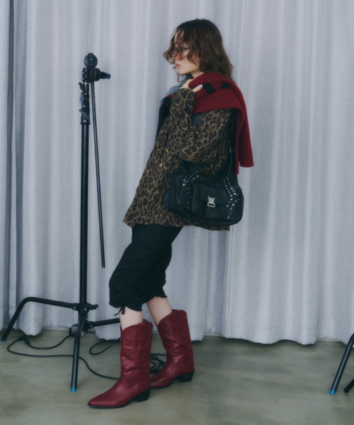 DTYYPE（ドタイプ）の「エンボススタッズバックルポケットバッグ（ショルダーバッグ・レディース・ブラック/グレー/マスタード・FREE）」の4枚目の写真