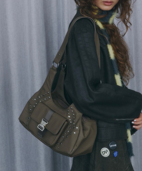 DTYYPE（ドタイプ）の「エンボススタッズバックルポケットバッグ（ショルダーバッグ・レディース・ブラック/グレー/マスタード・FREE）」の16枚目の写真
