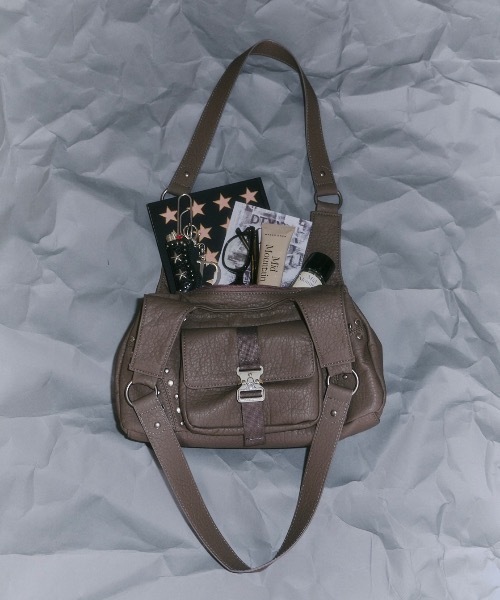 DTYYPE（ドタイプ）の「エンボススタッズバックルポケットバッグ（ショルダーバッグ・レディース・ブラック/グレー/マスタード・FREE）」の22枚目の写真