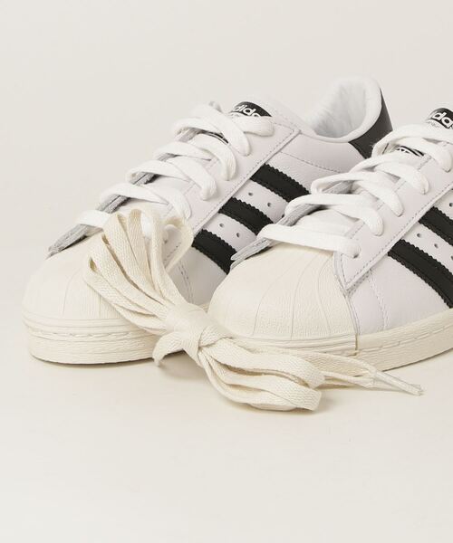 adidas Originals(アディダスオリジナルス)の「SUPERSTAR 82(スニーカー・メンズ・ホワイト系その他・26.0cm/26.5cm/27.0cm/27.5cm/28.0cm/28.5cm/29.0cm/22.5cm/23.0cm/23.5cm/24.0cm/24.5cm/25.0cm/25.5cm)」の4枚目の写真