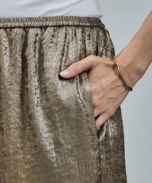 SALON adam et rope'（サロン アダム エ ロペ）の「サテンワイドイージーパンツ（その他パンツ・レディース・ブルー系その他2/ゴールド・S/M）」の16枚目の写真