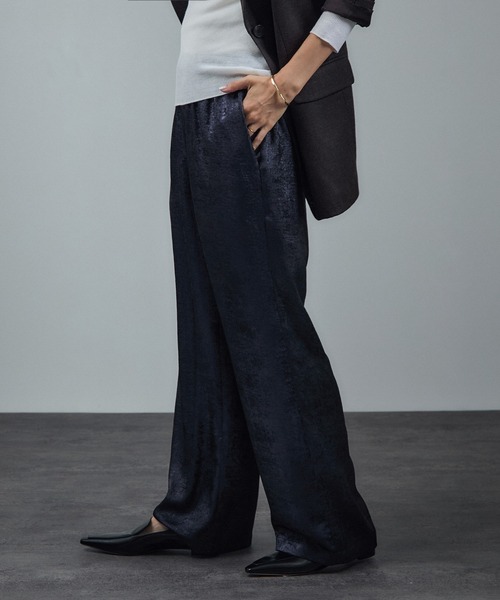 SALON adam et rope'（サロン アダム エ ロペ）の「サテンワイドイージーパンツ（その他パンツ・レディース・ブルー系その他2/ゴールド・S/M）」の6枚目の写真