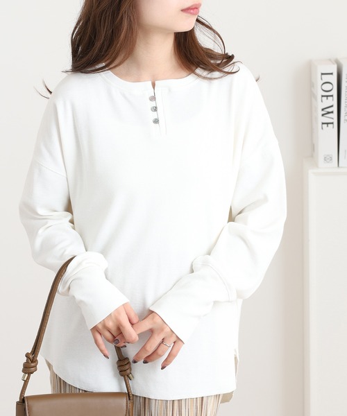 OMNES(オムネス)の「リブ裾ラウンドヘンリーネックプルオーバー長袖 Tシャツ(Tシャツ/カットソー・レディース・ホワイト×グレー/ベージュ系その他/ラベンダー/ホワイト×ブラック/アイボリー/グレー系その他/グレー系その他2・FREE)」の1枚目の写真