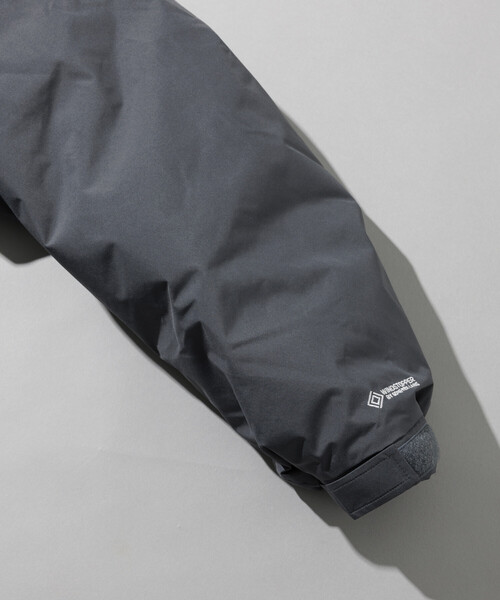 +phenix(プラスフェニックス)の「+phenix/プラスフェニックス 別注 GORE-TEX WINDSTOPPER DOWN JACET LEVEL7/ゴアテックス ウインドストッパー ダウン ジャケット レベル7(ダウンジャケット/コート・メンズ・ブラック/チャコールグレー/セージグリーン・SMALL/MEDIUM/LARGE)」の10枚目の写真