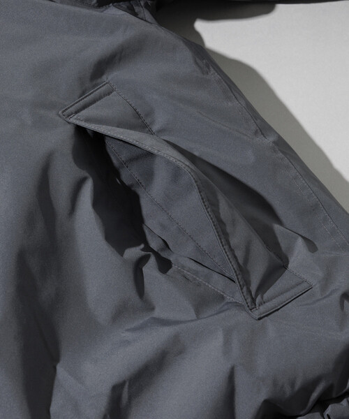 +phenix(プラスフェニックス)の「+phenix/プラスフェニックス 別注 GORE-TEX WINDSTOPPER DOWN JACET LEVEL7/ゴアテックス ウインドストッパー ダウン ジャケット レベル7(ダウンジャケット/コート・メンズ・ブラック/チャコールグレー/セージグリーン・SMALL/MEDIUM/LARGE)」の13枚目の写真