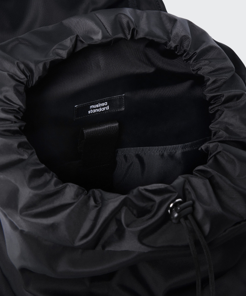 MUSINSA STANDARD（ムシンサスタンダード）の「ナイロンフラップカーゴバックパック[ブラック]（バックパック/リュック・レディース・その他・FREE）」の8枚目の写真