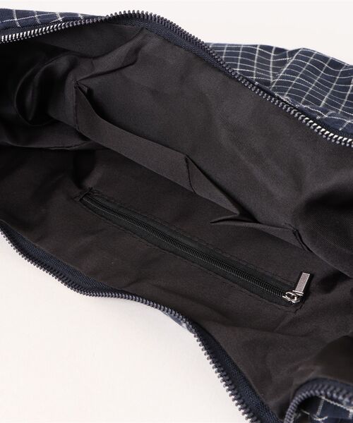 LA VORAGINE(ラ ヴォラジネ)の「アウトポケットチェック柄ショルダーバッグ/トートバッグ(ショルダーバッグ・レディース・ブラック/ネイビー/ホワイト・FREE)」の11枚目の写真