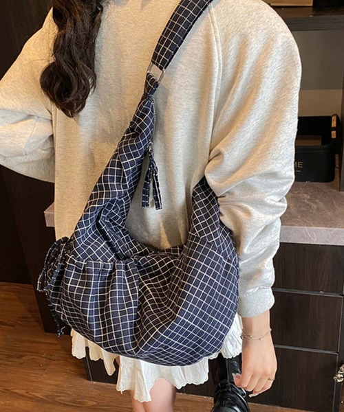LA VORAGINE(ラ ヴォラジネ)の「アウトポケットチェック柄ショルダーバッグ/トートバッグ(ショルダーバッグ・レディース・ブラック/ネイビー/ホワイト・FREE)」の2枚目の写真