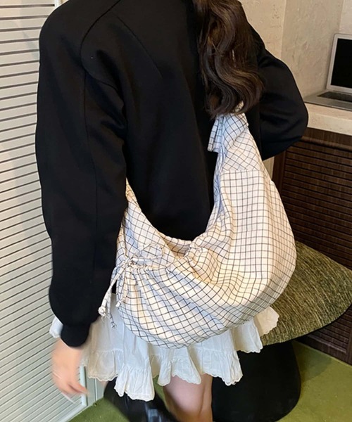 LA VORAGINE(ラ ヴォラジネ)の「アウトポケットチェック柄ショルダーバッグ/トートバッグ(ショルダーバッグ・レディース・ブラック/ネイビー/ホワイト・FREE)」の3枚目の写真