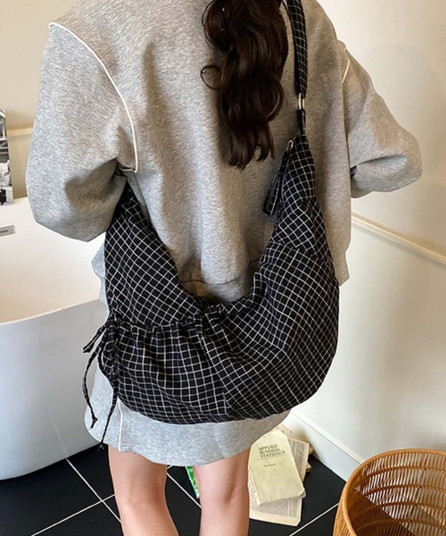 LA VORAGINE(ラ ヴォラジネ)の「アウトポケットチェック柄ショルダーバッグ/トートバッグ(ショルダーバッグ・レディース・ブラック/ネイビー/ホワイト・FREE)」の10枚目の写真