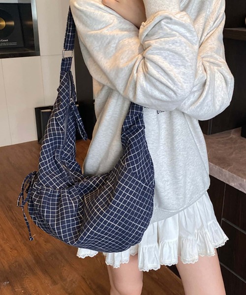 LA VORAGINE(ラ ヴォラジネ)の「アウトポケットチェック柄ショルダーバッグ/トートバッグ(ショルダーバッグ・レディース・ブラック/ネイビー/ホワイト・FREE)」の4枚目の写真